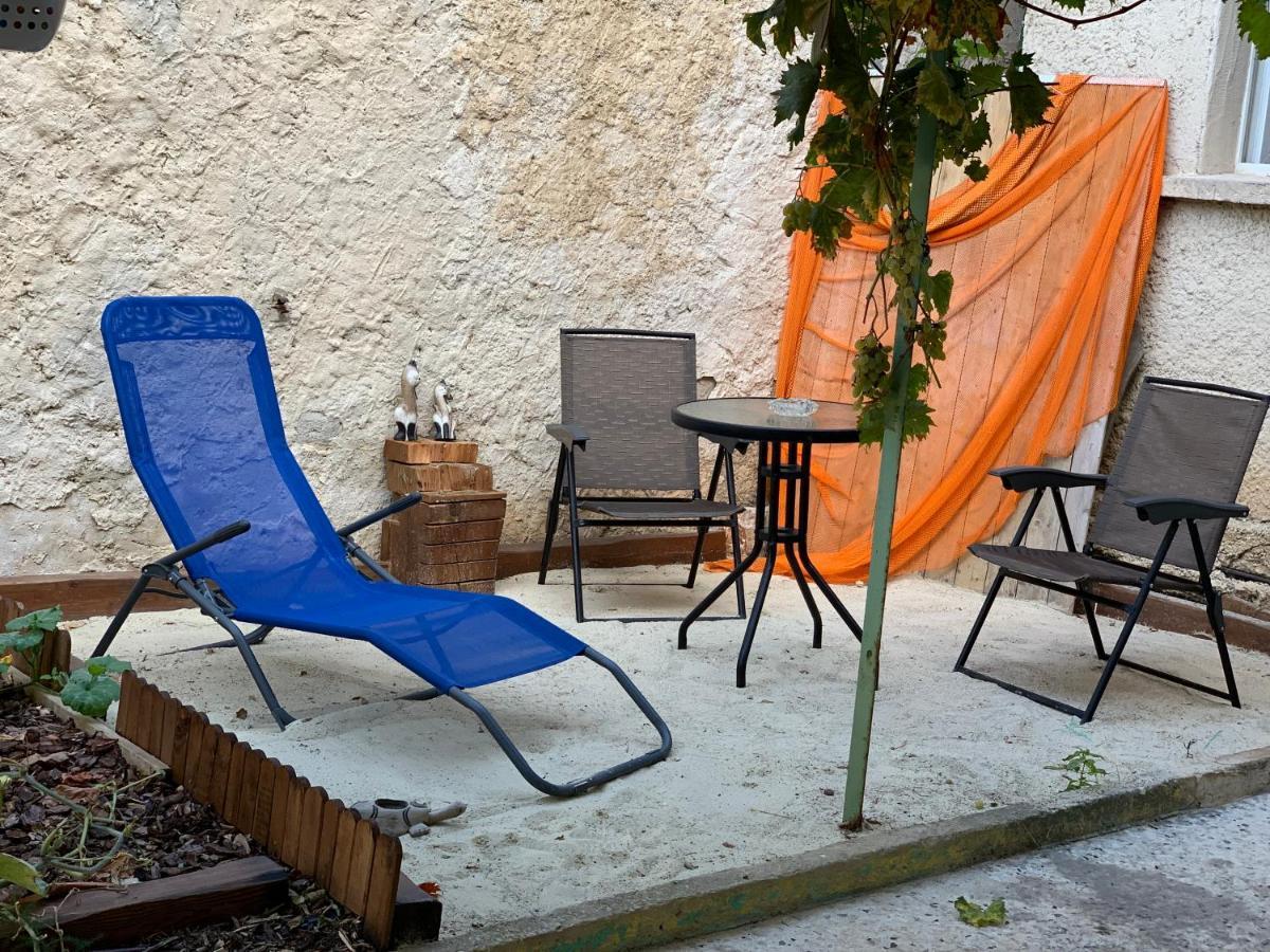 Studio Fond De Jardin Chez Jean-Luc Marselha Exterior foto